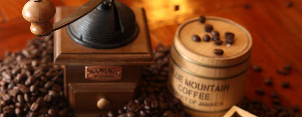 Jamaica Blue Mountain Rohkaffee wird exklusiv in Holzfässern verkauft.